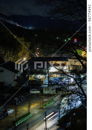 2023 從奈良黑神山看到的若草山燒 縣道上有車的夜景（一） 98774941