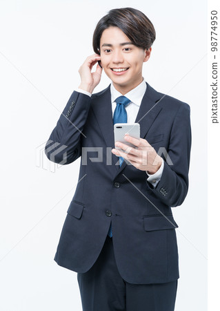 一個穿西裝打電話的年輕人 98774950
