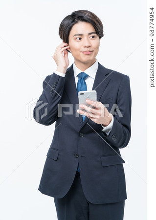 一個穿西裝打電話的年輕人 98774954