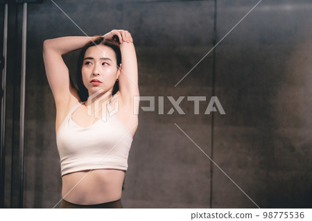 在健身房鍛煉柔韌性的女人 在健身房鍛煉柔韌性的女人 98775536