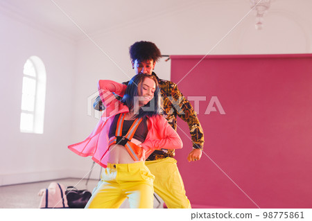 Image of happy diverse female and male hip hop dancers in studio 98775861