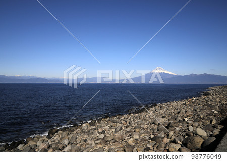 Mt. Fuji seen from Cape Mihama 98776049