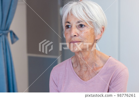 Smiling caucasian senior female patient in hospital room, with copy space 98776261