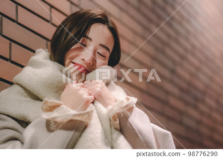 woman waiting for partner woman waiting for partner 98776290