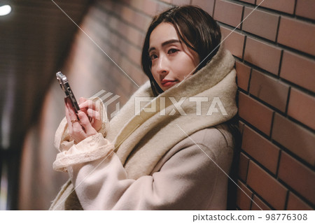 等待伴侶的女人 98776308
