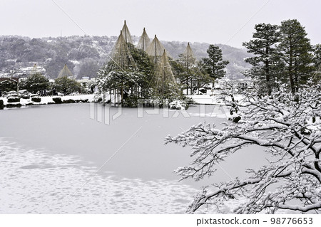 Kenrokuen in winter with beautiful snow scenery Kenrokuen in winter with beautiful snow scenery 98776653