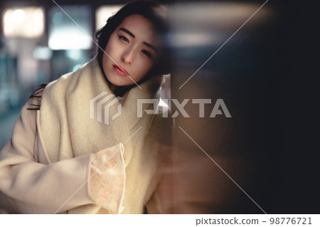 夜晚都市裡表情憂鬱的女人 98776721