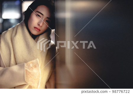 夜晚都市裡表情憂鬱的女人 98776722