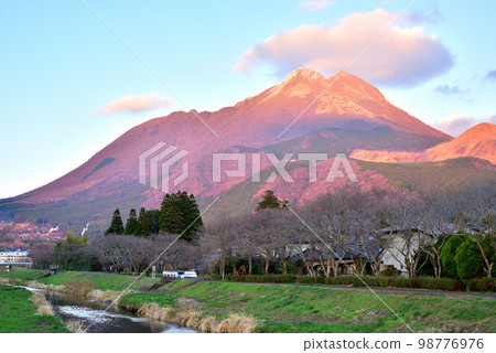 Yufudake in winter Yufuin Town, Yufu City, Oita Prefecture 98776976