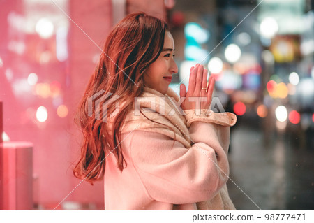 夜城寒冷暖手的女人 98777471