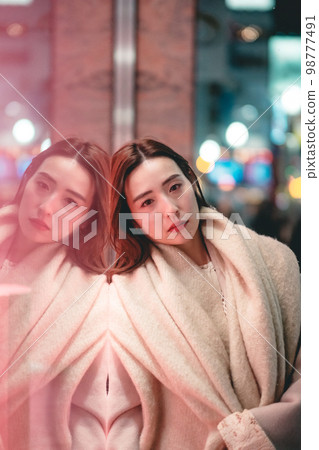 靠在商店櫥窗上的女人 靠在商店櫥窗上的女人 98777491