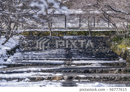 Arashiyama, Kyoto, Nison-in Temple, the snowy scenery of Baba in the fall foliage Arashiyama, Kyoto, Nison-in Temple, the snowy scenery of Baba in the fall foliage 98777615
