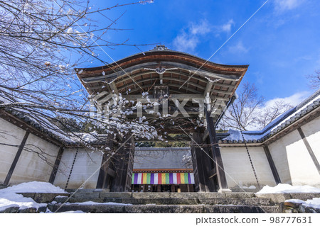 Nison-in Temple, Arashiyama, Kyoto, main hall seen from Imperial Envoy's gate, snow scene 98777631