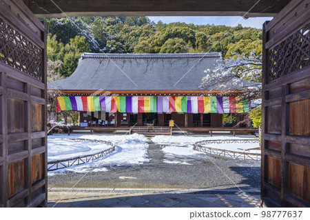 京都嵐山二尊院本殿雪景 98777637