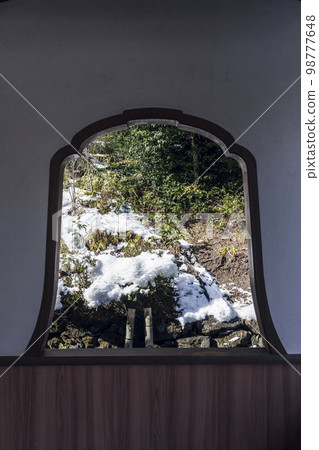 Nison-in Temple, Arashiyama, Kyoto Snow scene seen from the fire window in the corridor of the main hall Nison-in Temple, Arashiyama, Kyoto Snow scene seen from the fire window in the corridor of the main hall 98777648