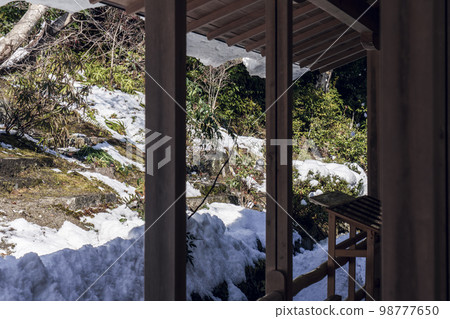 Kyoto Arashiyama Nison-in Temple Garden of Rokudo Rokujizo seen from the corridor of the main hall 98777650