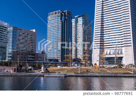 "Kanagawa Prefecture" Yokohama's tourist attraction, scenery of the train road 98777691