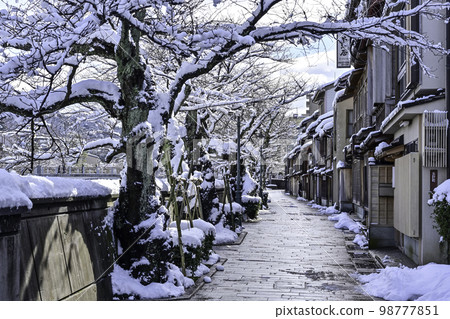 雪景美麗的主計町茶屋街 98777851