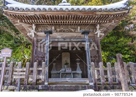 京都嵐山二尊院:長長的石階盡頭的丹九屏 京都嵐山二尊院:長長的石階盡頭的丹九屏 98778524