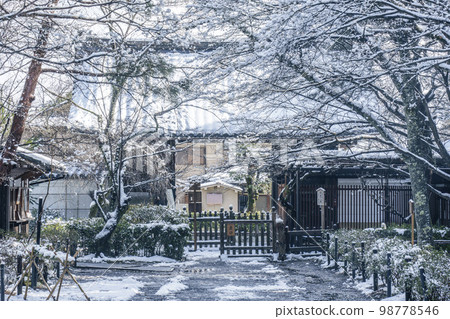 嵐山，京都，二尊院，秋葉中巴巴的雪景 98778546