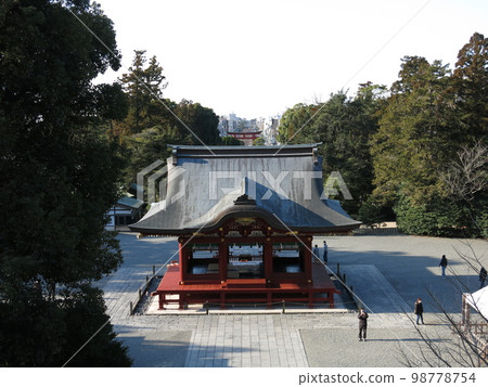 View from the front of Tsurugaoka Hachimangu Romon (Maiden, third torii, second torii, first torii) 98778754
