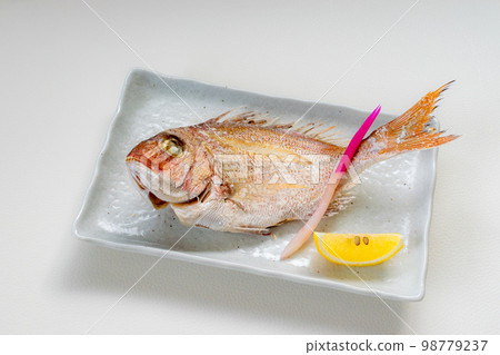 Salt-grilled wild red sea bream 98779237