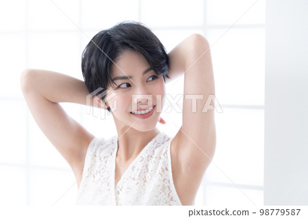 A beautiful woman who can be used as an image of hair removal on the side 98779587