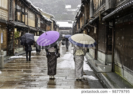 A kimono girl strolling through Higashi Chaya district in the snow A kimono girl strolling through Higashi Chaya district in the snow 98779795
