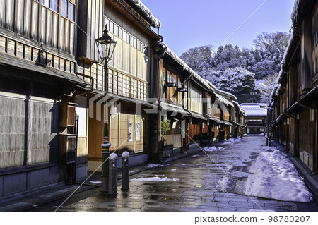 Snow scene of Higashi Chayagai with blue sky 98780207