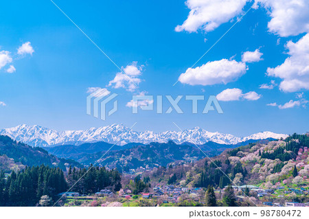 [Spring materials] Spring in Satoyama, cherry blossoms in Nitanda [Nagano Prefecture] 98780472