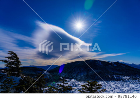 [Weather material] Saiun and blue sky [Nagano Prefecture] 98781146