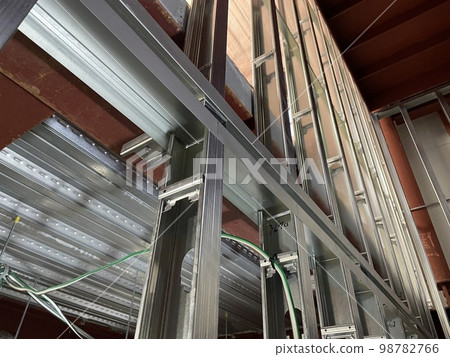 牆體輕型底座中的聯鎖梁 98782766