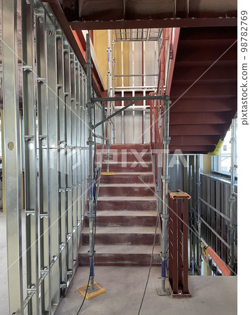 樓梯周圍的輕質底層地板 98782769