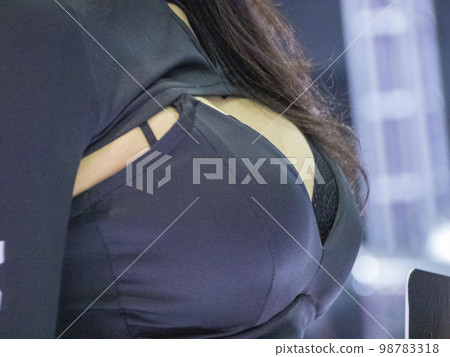 爆裂的巨乳 98783318