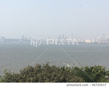 從印度納里曼角看到的孟買城市景觀 98783637