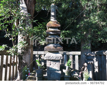 Minamoto no Yoritomo's tomb at the site of Hokke-do, a historic site in Kamakura City Minamoto no Yoritomo's tomb at the site of Hokke-do, a historic site in Kamakura City 98784702