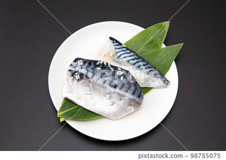 在黑色背景中用米麥芽醃製的鯖魚 在黑色背景中用米麥芽醃製的鯖魚 98785075