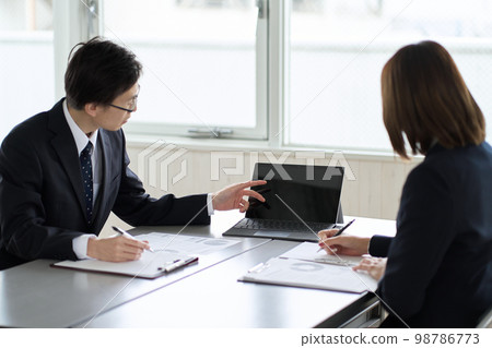 使用計算機開會的亞洲商人 98786773