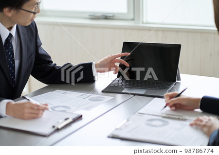 使用計算機開會的亞洲商人 98786774