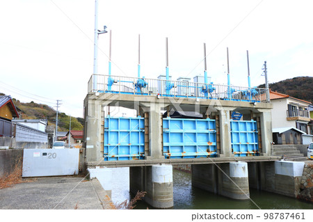 A tide gate installed on the seaside 98787461