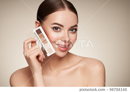 Beauty woman with eye shadow makeup palette Beauty woman with eye shadow makeup palette 98788188