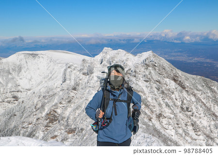 雪山背景下的女人 雪山背景下的女人 98788405