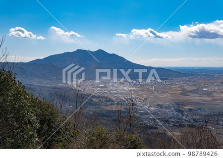 從茨城縣櫻川市天引山眺望筑波山 從茨城縣櫻川市天引山眺望筑波山 98789426