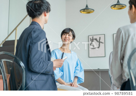 Business discussion circle 98789581