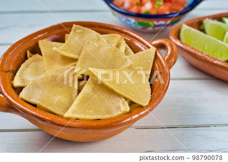 Mexican food Totopo 98790078