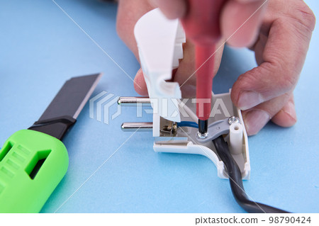 Dismountable electrical plug for an electric cord is assembled with screwdriver. 98790424