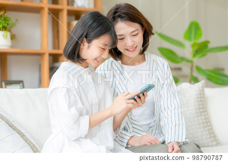 父母和孩子女孩智能手機客廳 98790787