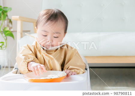 神神時代的嬰兒抓起嬰兒食品吃 98790811