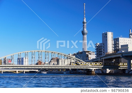 眺望東京天空樹隅田川和隅田川大橋的風景 98790836