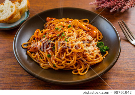 Sprouted Brown Rice Pasta Bolognese Sprouted Brown Rice Pasta Bolognese 98791942